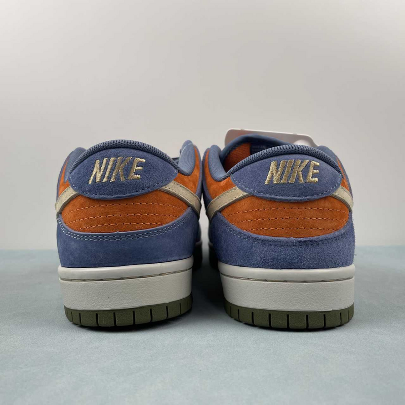 Dunk Low SB Light Carbon Monarch