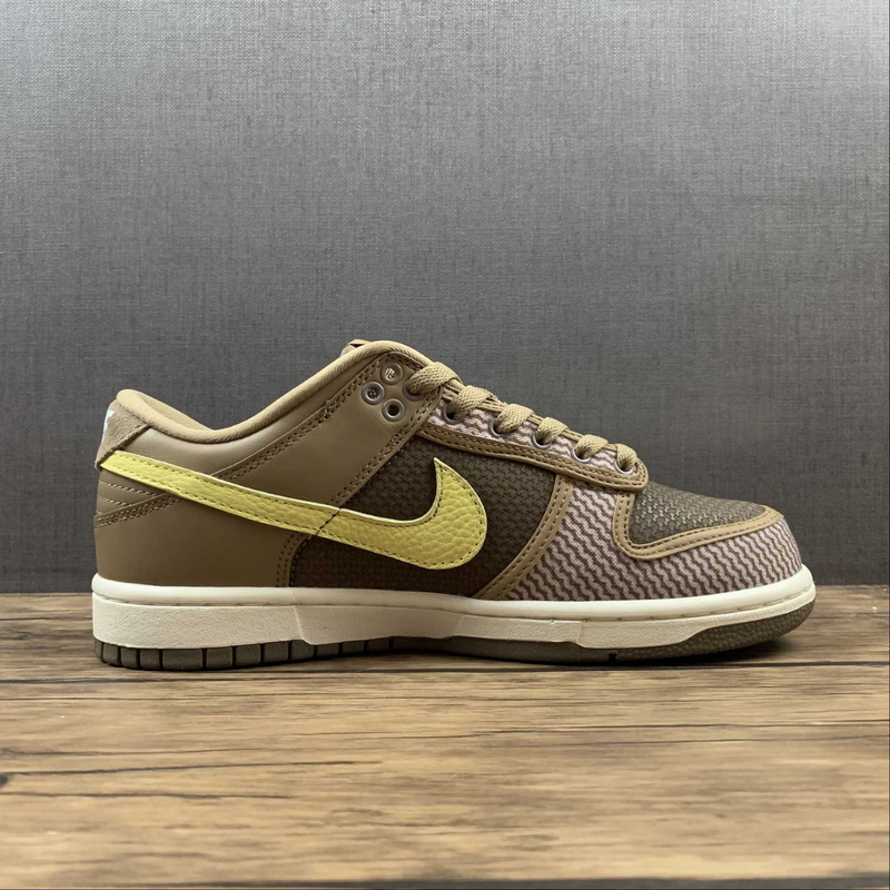 Dunk Low Undefeated Canteen