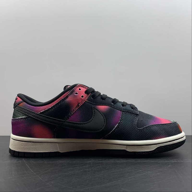 Dunk Low Graffiti Pink