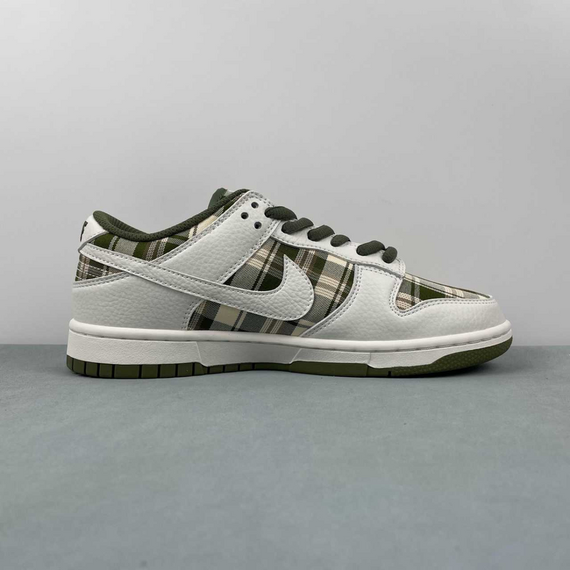 Dunk Low Supreme Chess