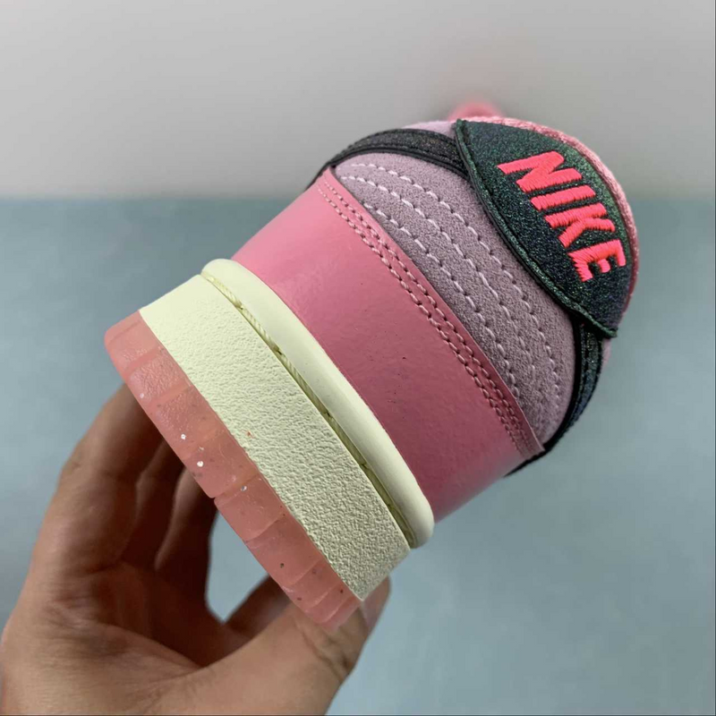 Dunk Low Barbie