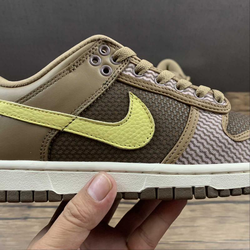 Dunk Low Undefeated Canteen