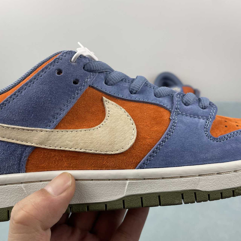 Dunk Low SB Light Carbon Monarch