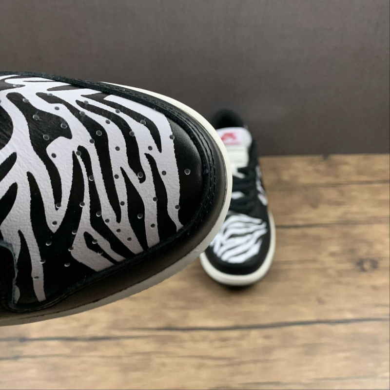 Dunk Low Quartersnacks Zebra