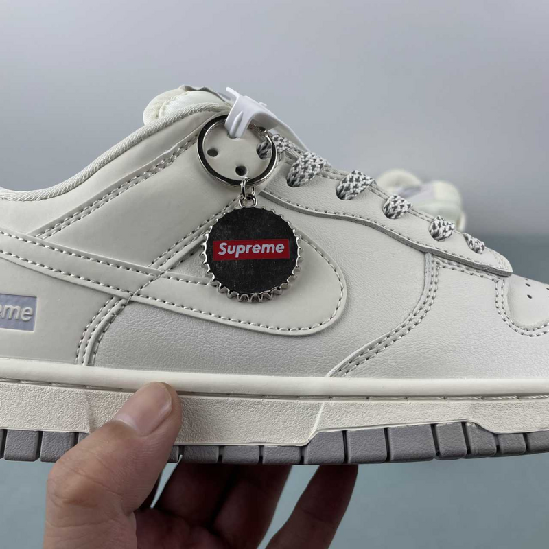 Dunk Low White Supreme