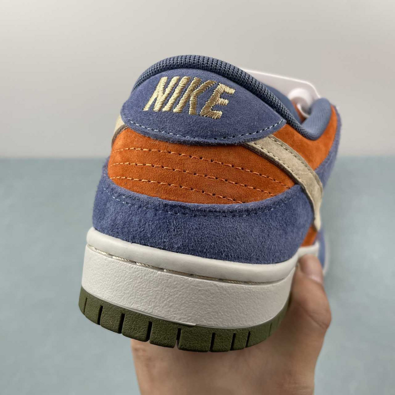 Dunk Low SB Light Carbon Monarch