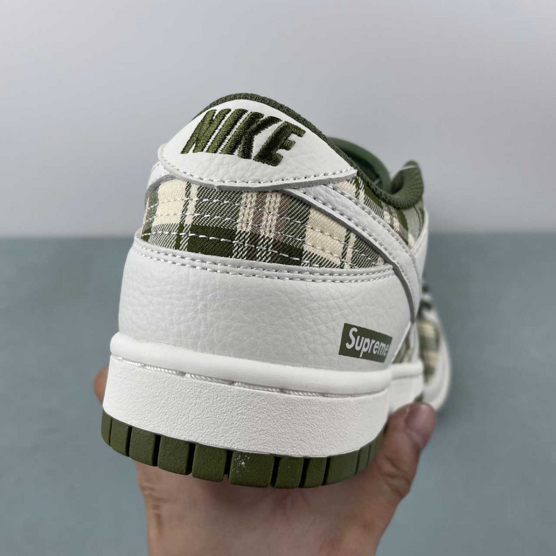 Dunk Low Supreme Chess