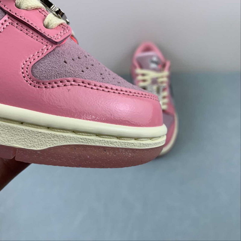 Dunk Low Barbie