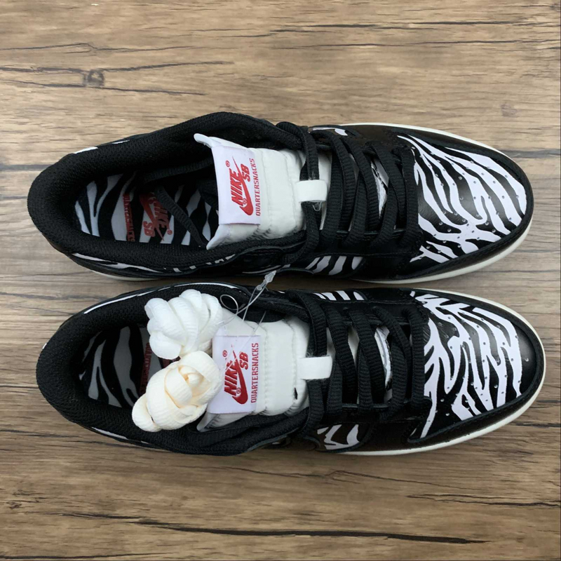 Dunk Low Quartersnacks Zebra