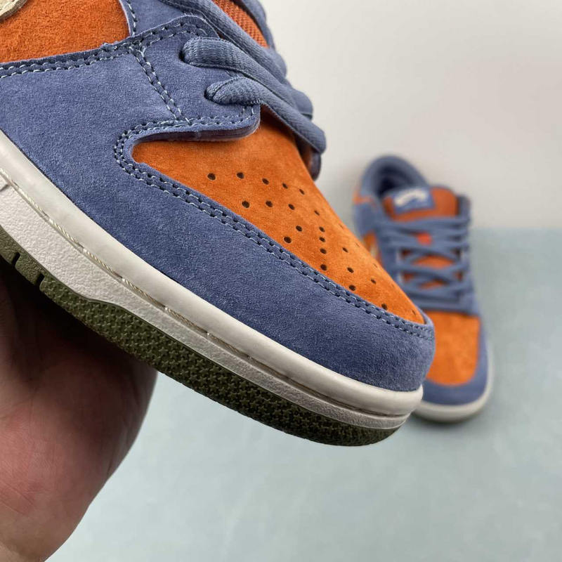 Dunk Low SB Light Carbon Monarch