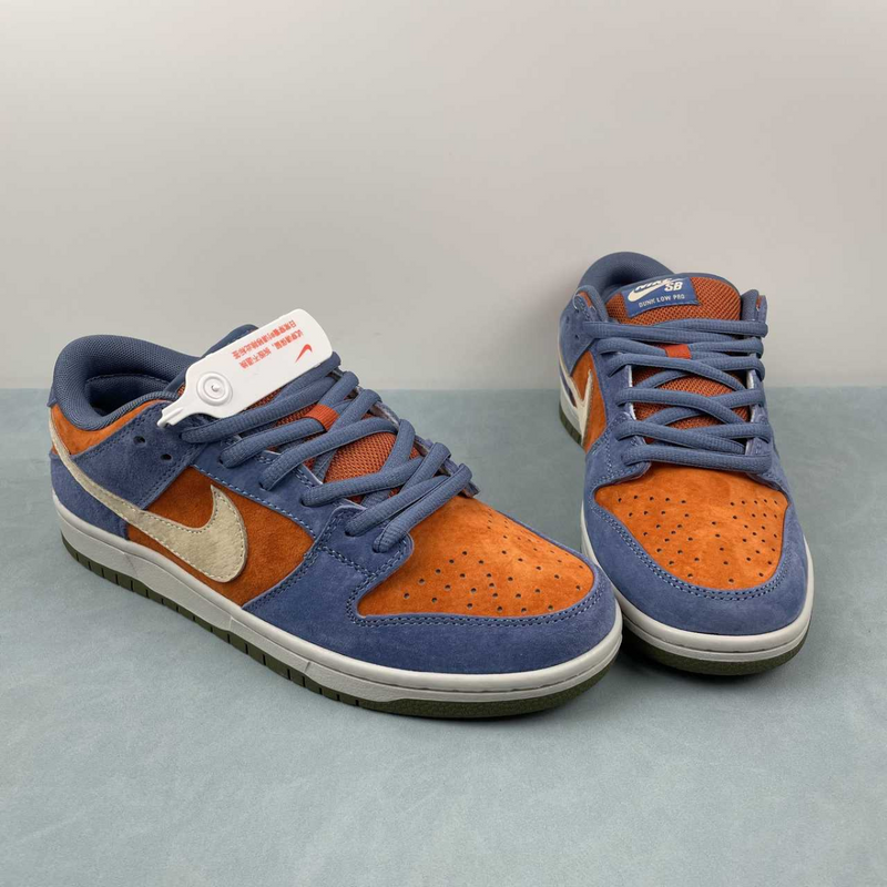 Dunk Low SB Light Carbon Monarch