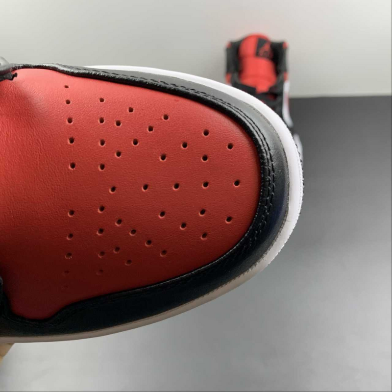 Air Jordan 1 Mid Bred Toe